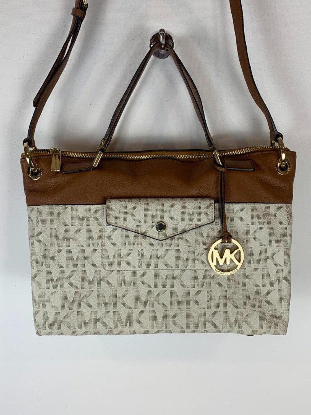 Michael Kors Stylish Bag & Wallet Set - Chic Design with Unique Character